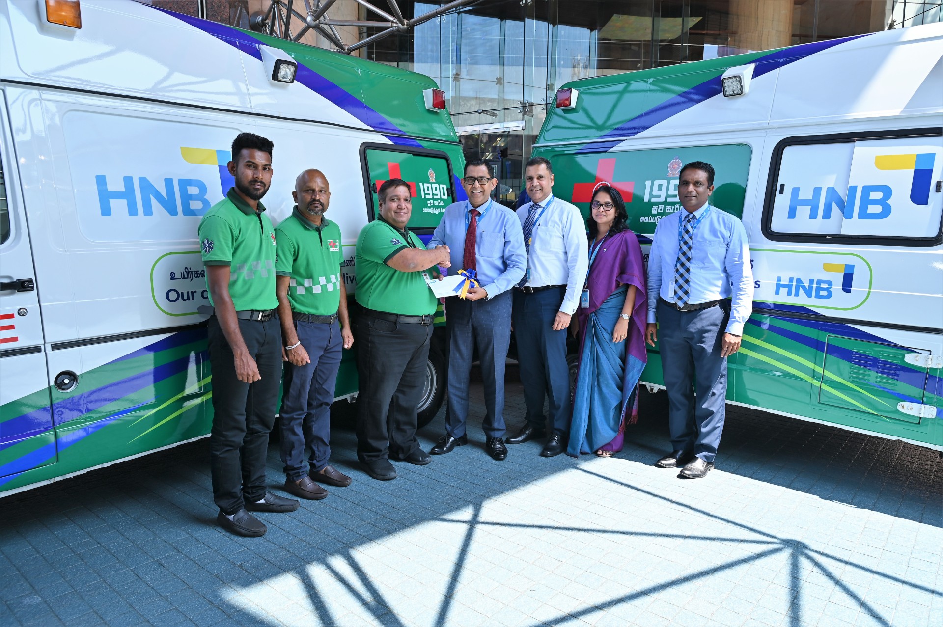 නව ගිලන් රථ දෙකක් පරිත්‍යාග කරමින් හදිසි රෝහල් ප්‍රතිකාර සේවා තවදුරටත් පුළුල් කිරීමට HNB, සුවසැරිය පදනම සමඟ අත්වැල් බැඳගනී