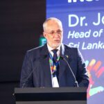 2025 ஆம்ஆண்டு SEDR கருத்தரங்கில் நீதி மற்றும் தேசியஒருமைப்பாடு அமைச்சின் செயலாளர், ஜனாதிபதி சட்டத்தரணி அயேஷா ஜினசேன அவர்கள்தமது தொடக்க உரையை வழங்குகிறார்