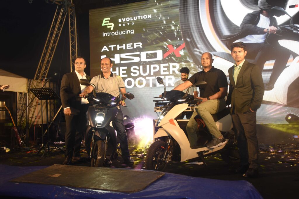 Evolution Auto மற்றும் Ather Energy இணைந்து காலிமுகத்திடலில் ஏற்பாடு செய்த ‘Ather Experience Zone’ இல் 2025 Ather 450Xஐ எட்டு வருட பற்றரி உத்தரவாதத்துடன் அறிமுகம் செய்தது