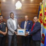 හේලීස් සමූහයට අනුබද්ධිත ඩිප්ඩ් ප්‍රොඩක්ට්ස් පීඑල්සී සමාගම, ගංවතුර සහන සඳහා ආරක්ෂක අමාත්‍යාංශයට අත්වැසුම් 50,000 ක් පරිත්‍යාග කරයි