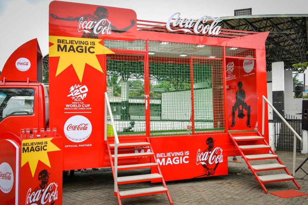 සුවිසල් රසික ආකර්ෂණයක් සමඟින් කොකා-කෝලා T20 ලෝක කුසලානයේ උද්වේගය රට පුරා රැගෙන යයි